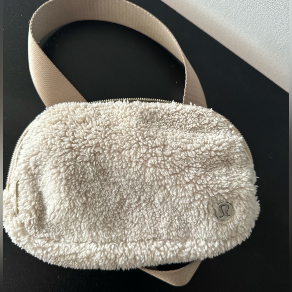 Everywhere belt bag 1L white/cream fleece design